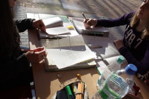 Gemeinsam lernen, wachsen und fortschreiten - all das findet hundertfach jeden Tag an den Tischen unserer Schule statt. Gemeinsam lernen, wachsen und fortschreiten - all das findet hundertfach jeden Tag an den Tischen unserer Schule statt.