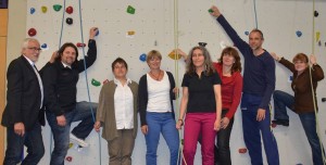 Der Vorstand des Fördervereins im Sommer 2013 vor der Kletterwand in unserer Sporthalle, die der Verein mitfinanziert hat.