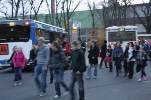 Jetzt auch von Drove aus: Linienbus setzt Schüler vor unserer Schule ab.