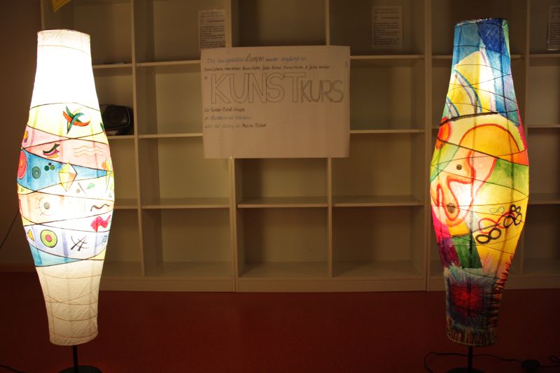 Die dezente Beleuchtung stellten Teilnehmer eines Kunstkurses für die Kinder-Bibel-Gruppe aus dem Pfarrheim Kreuzau. Sie hatte die Lampen angeleitet von Marita Böhm bemalt. Die dezente Beleuchtung stellten Teilnehmer eines Kunstkurses für die Kinder-Bibel-Gruppe aus dem Pfarrheim Kreuzau. Sie hatte die Lampen angeleitet von Marita Böhm bemalt.