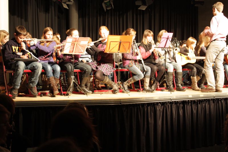 ...als auch schon Schüler unserer Musikklasse im Jahrgang 6 mit Musiklehrer Christian Ebbertz das Konzert eröffneten. ...als auch schon Schüler unserer Musikklasse im Jahrgang 6 mit Musiklehrer Christian Ebbertz das Konzert eröffneten.