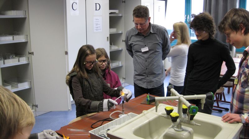 110115Grundschuelerbesuch01 800x600 Mit Feuer spielen durften unsere Gäste auch - allerdings unter den Augen von Physiklehrer Philipp Reimertz.