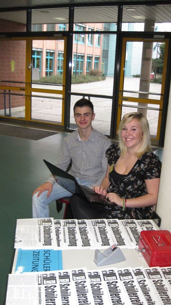 110115Grundschuelerbesuch02 800x600 Gleich am Haupteingang konnten die Grundschüler und ihre Begleiter Julia Lorenz und Hueseyin Cakan von der Redaktion unserer Schülerzeitung kennen lernen.