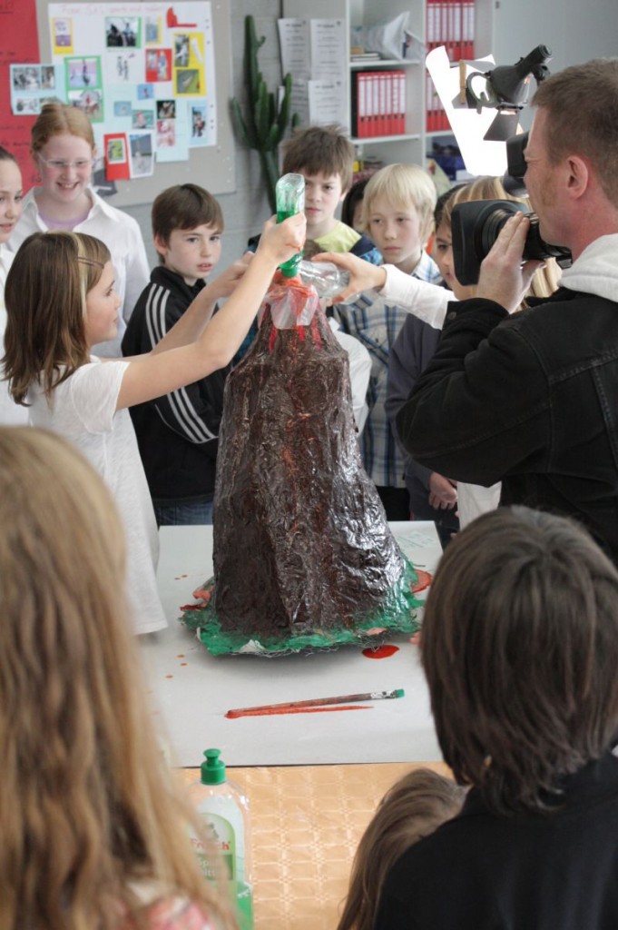 Für die Lokalzeit aus dem WDR-Studio in Aachen war ein Kamerateam beim Tag der Naturwissenschaften in unserer Schule unterwegs.