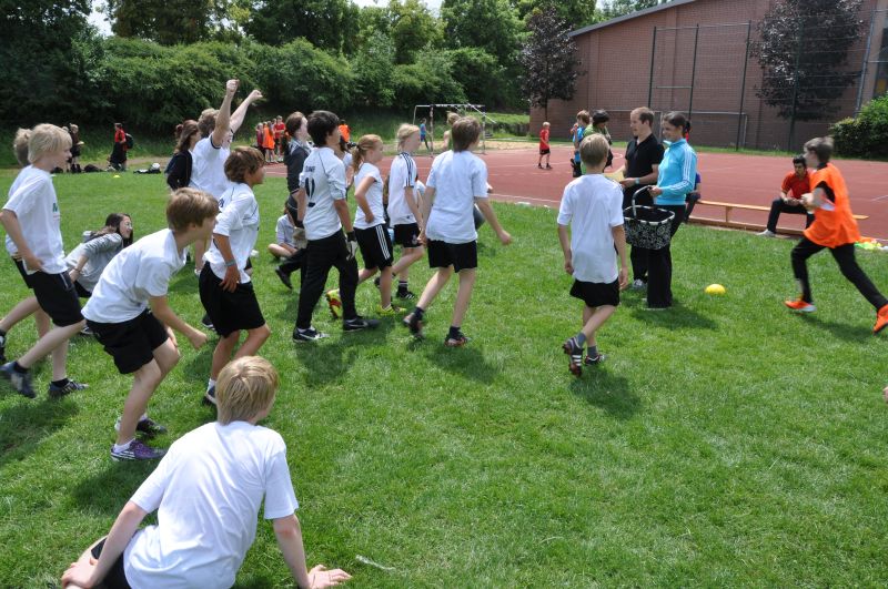 Die Gewinner des großen Finales zwischen den Jahrgangsstufenbesten aus 6 und 7 jubeln bei der Siegerehrung. Die Organisatoren Andrea Baumann und Janosch Eckert verteilten Urkunden und kleine Preise. Die Gewinner des großen Finales zwischen den Jahrgangsstufenbesten aus 6 und 7 jubeln bei der Siegerehrung. Die Organisatoren Andrea Baumann und Janosch Eckert verteilten Urkunden und kleine Preise.