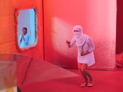 Diese Fotografie hat Marina Meier bei einem Workshop in der Kunstakademie Heimbach inszeniert. Sie gehört zu unserem Leistungskurs Kunst in der Jahrgangsstufe 12. Diese Fotografie hat Marina Meier bei einem Workshop in der Kunstakademie Heimbach inszeniert. Sie gehört zu unserem Leistungskurs Kunst in der Jahrgangsstufe 12.