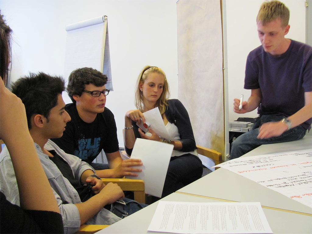In Gruppen diskutierten unsere Oberstufenschüler, ob die Auswahl von Embrionen vor der Übertragung in die Gebärmutter für sie in Ordnung ist oder nicht. In Gruppen diskutierten unsere Oberstufenschüler, ob die Auswahl von Embrionen vor der Übertragung in die Gebärmutter für sie in Ordnung ist oder nicht.