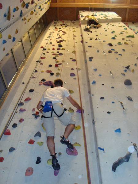 Ein Sponsored Walk soll helfen, solch eine Kletterwand für unsere Turnhalle zu finanzieren.