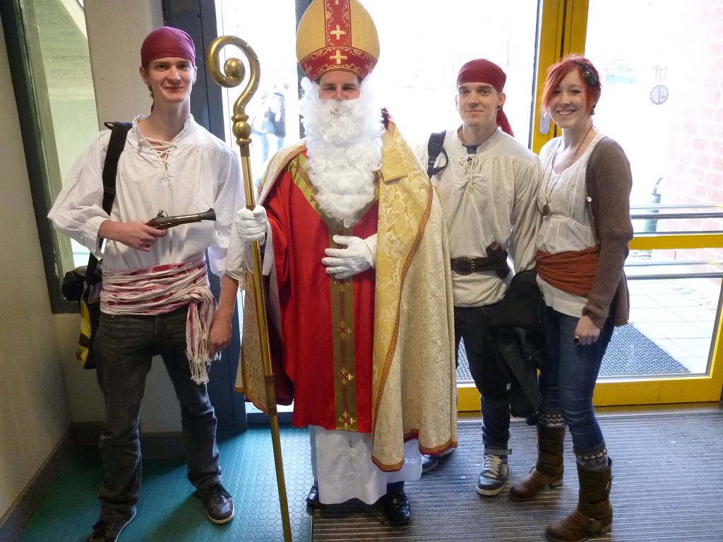 Der 6. Dezember war der Tag der Verkleidungen: Der Nikolaus trifft die Verkäufer der neuen Schülerzeitungsausgabe mit dem Titelthema "Piraten". Der 6. Dezember war der Tag der Verkleidungen: Der Nikolaus trifft die Verkäufer der neuen Schülerzeitungsausgabe mit dem Titelthema "Piraten".