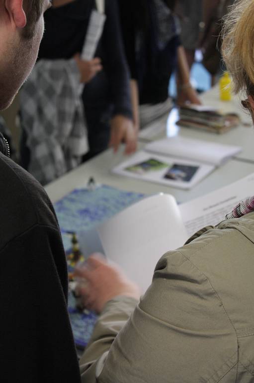 Kunstwerke und weitere Arbeitsergebnisse unserer Schülerinnen und Schüler stellt die Fachschaft Kunst beim Schulfest aus.