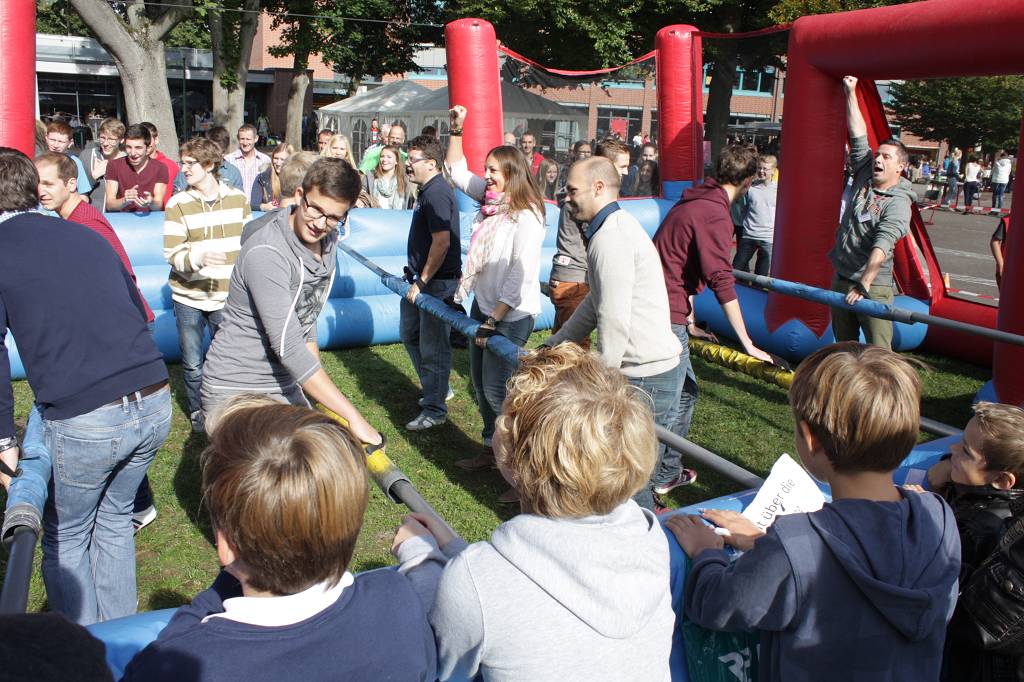 Mit 8:1 besiegten die Auswahlmannschaft des Lehrerkollegiums die Fußballer der Oberstufe im Riesen-Kicker.