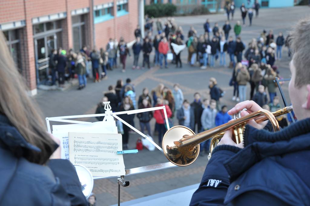 Bei unweihnachtlich milder Temperatur spielte unsere Brass-Arbeitsgemeinschaft deutsche und nordamerikanische Weihnachtslieder.
