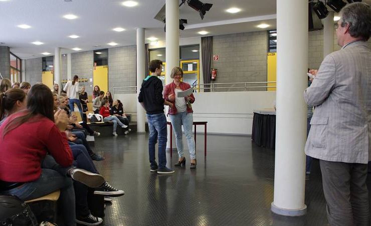 Schulleiter Wolfgang Arnold und die Fachschaft Französisch verliehen heute im Forum die Delf-Diplome an über 50 Schülerinnen und Schüler.