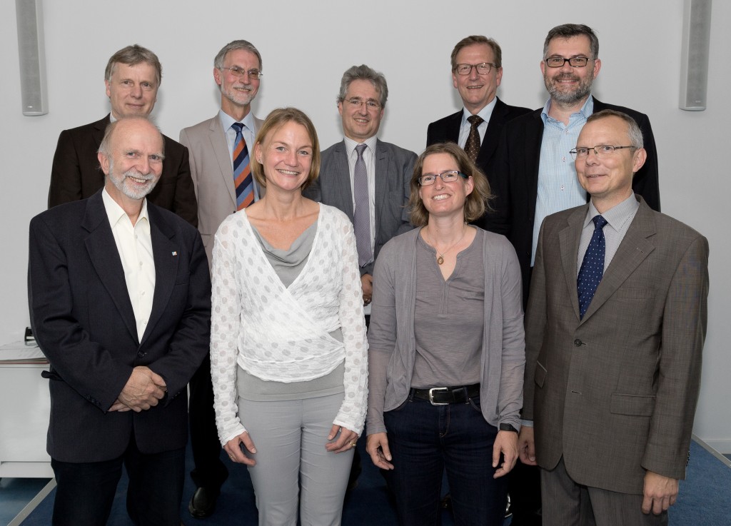 Vertreter des Forschungszentrums Jülich und die Schulleiter der teilnehmenden Schulen unterzeichneten einen Kooperationsvertrag.