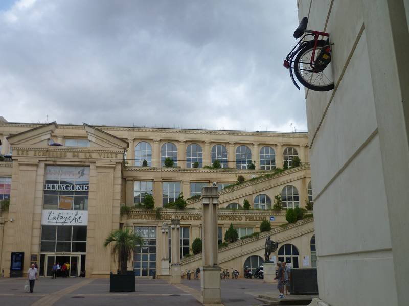 Vor der Galerie Lafayette in Montpellier: Was stimmt hier nicht...?