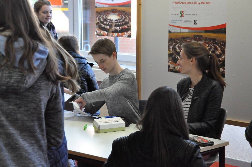 Je zwei Schüler aus der Klasse 9a agierten zuverlässig als Wahlvorstand, wenn Kurse oder Klassen zur Juniorwahl in die Mediothek kamen.