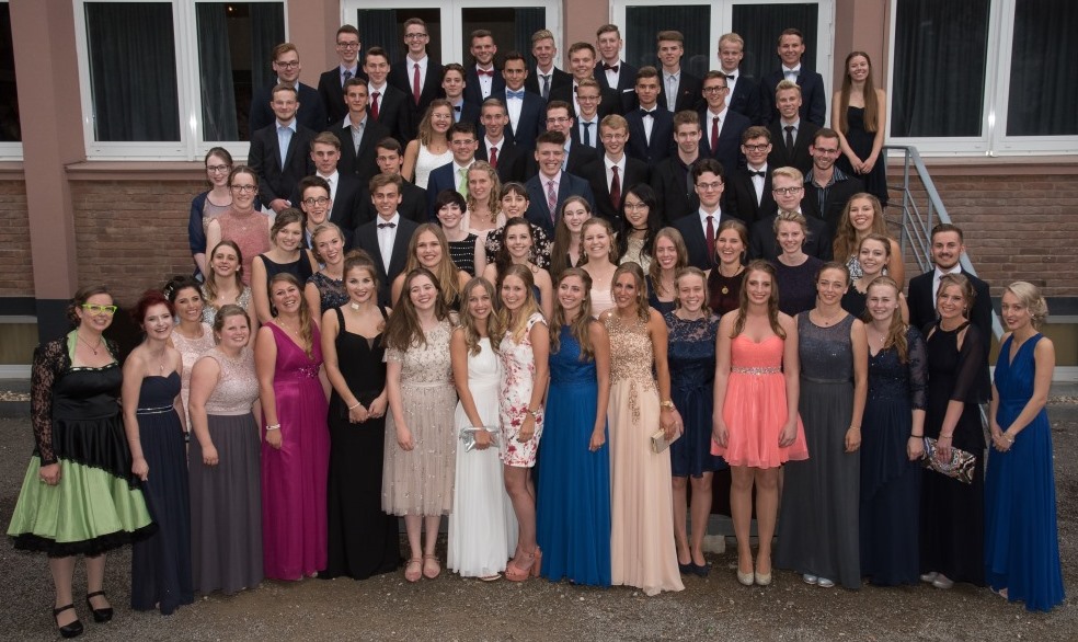 Strahlende Gesichter nach der Verleihung der Zeugnisse an den Abiturjahrgang 2017 vom Gymnasium Kreuzau