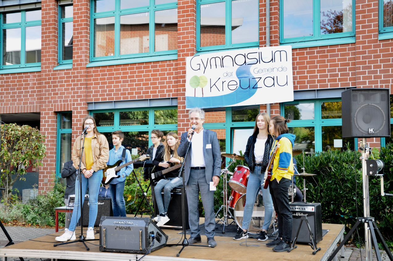 Schulleiter Wolfgang Arnoldt begrüßte rund 1200 Gäste zum ersten Kulturtag „GEISTreich“ am Gymnasium Kreuzau. Für die jüngst gegründete Schulband war es der erste Auftritt.