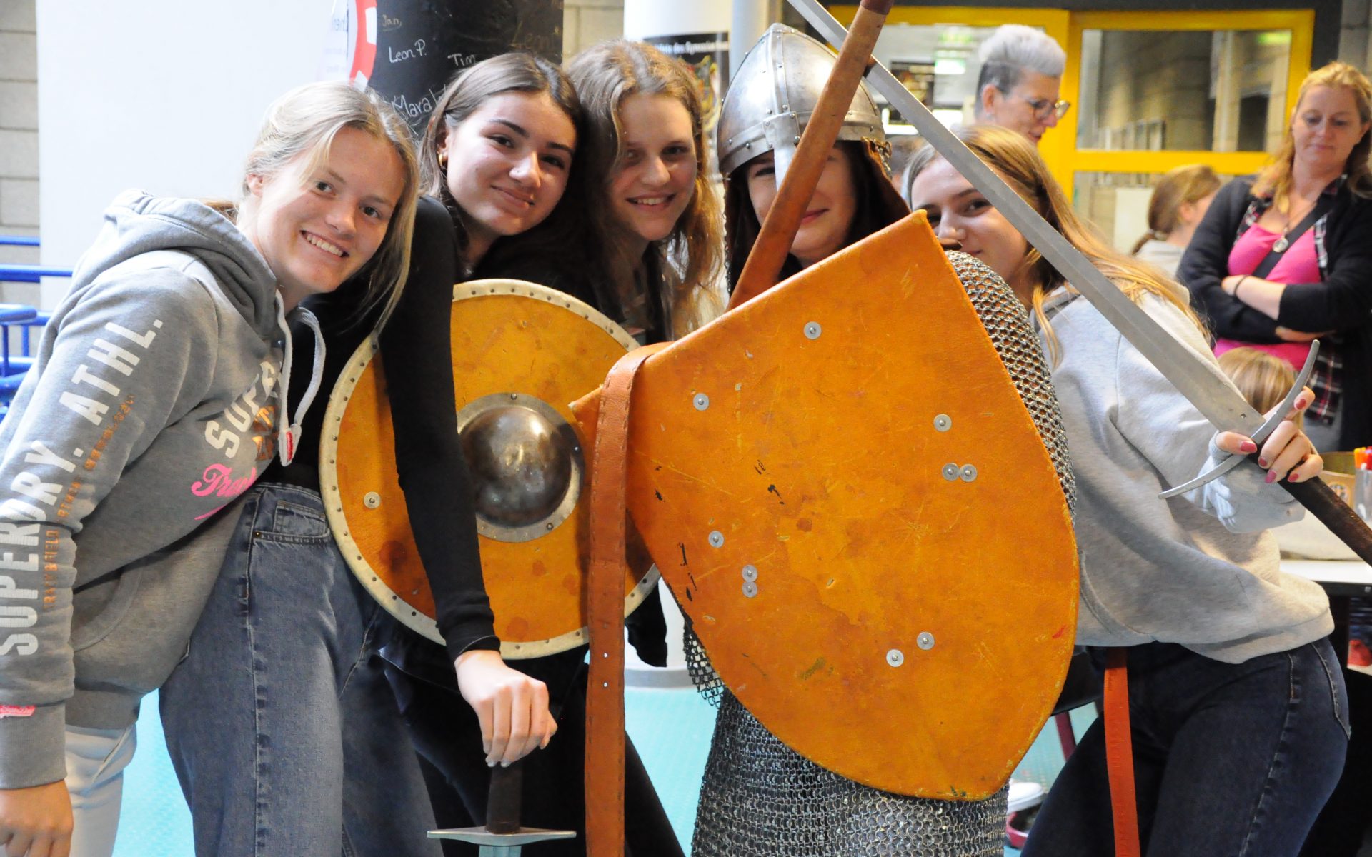 Wie schwer Waffen und Rüstung eines Ritters waren, konnten die Besucher am Samstag beim ersten Kulturtag am Gymnasium Kreuzau am eigenen Leib erfahren.