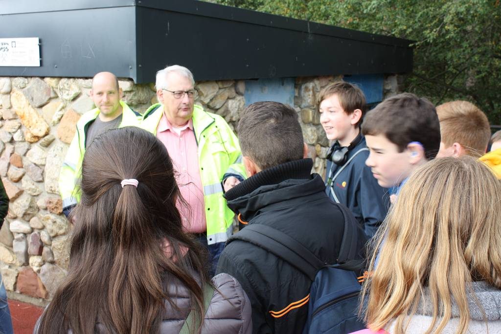 Gästeführer Peter Kern beantwortete die Fragen der 8b, bevor es durch die blaue Tür in die Tiefe ging.