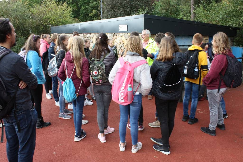 Vor dem Einstieg in den Ausweichsitz der Landeszentralbank Düsseldorf erklärten die Gästeführer vom Bunkerdokumentationszentrum den Schülerinnen und Schülern der 8b, warum der Schutzraum grade in Satzvey gebaut wurde.