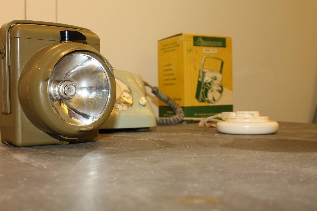 Bei der Führung durch den Satzveyer Bunker können Besucher zahlreiche Objekte aus der Bau- und Betriebszeit des Bunkers sehen.