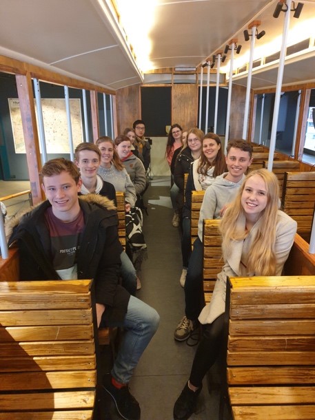 In einem originalgetreuen Straßenbahnwagen aus der Kaiserzeit fuhren unsere Schüler*innen virtuell durch Köln.